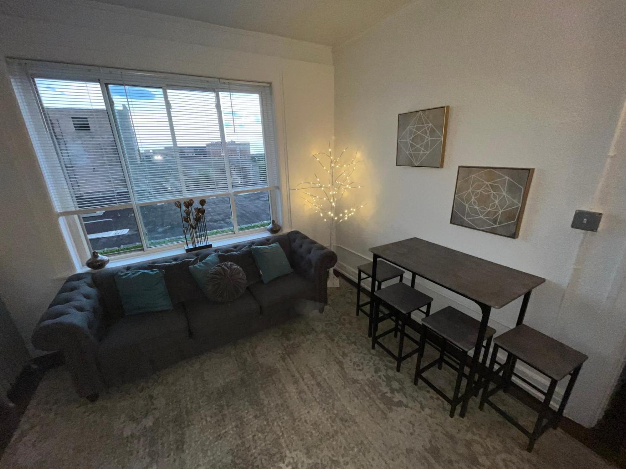 2 Bedroom Stylist Apartment ดีทรอยต์ ภายนอก รูปภาพ